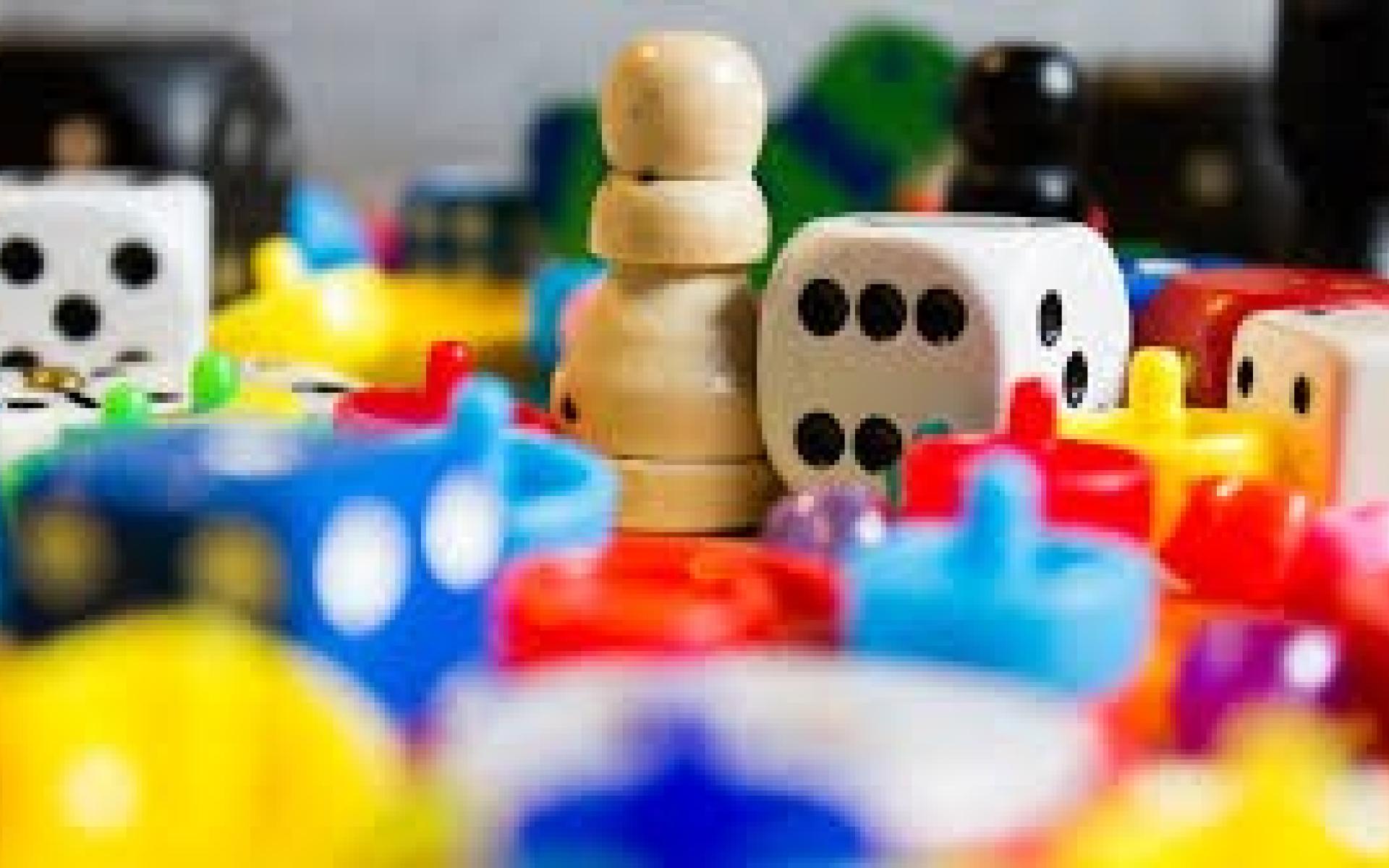 zu sehen sind Spielzeugmännchen und Würfel