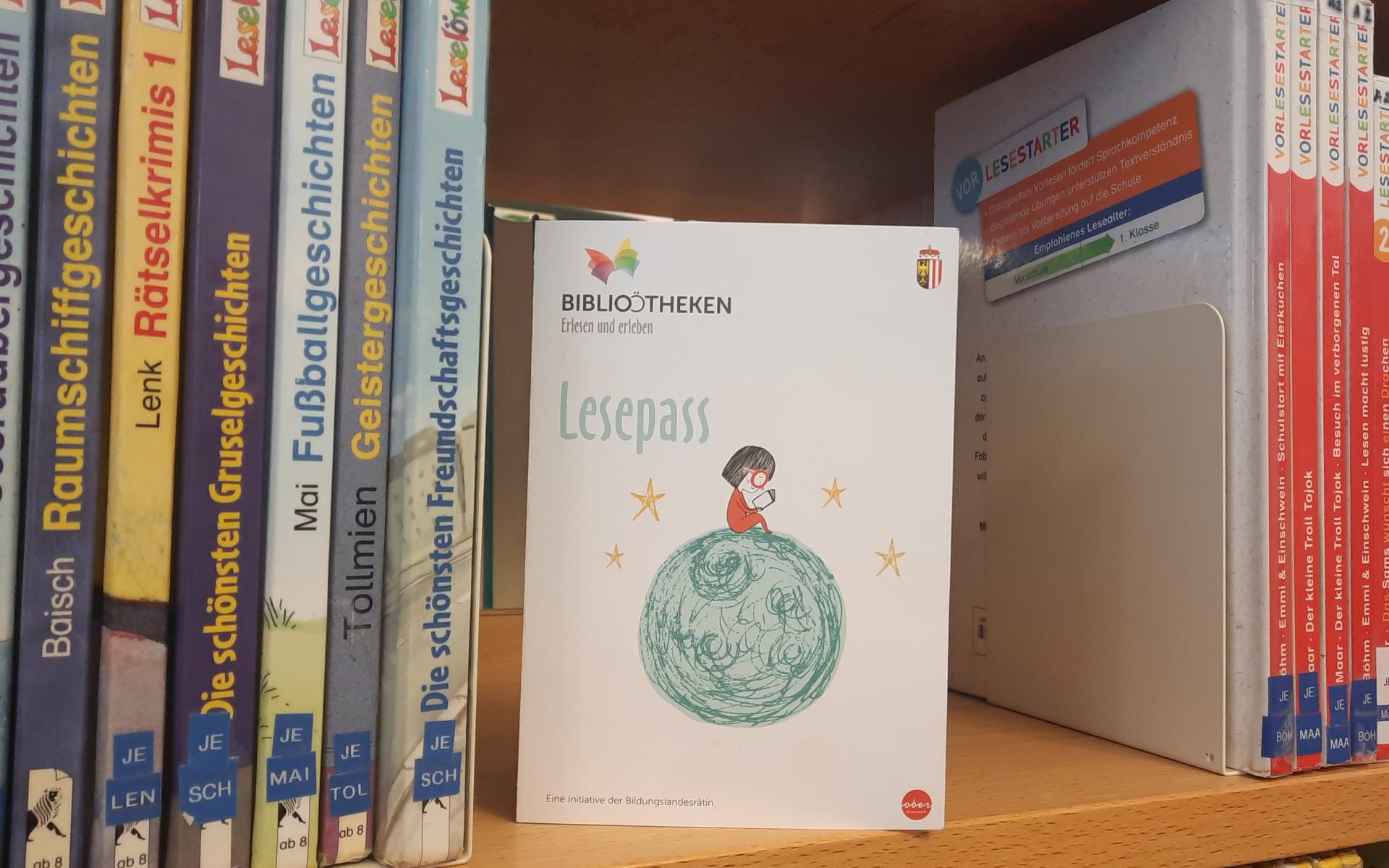 Lesepass Folder im Regal Kinderbuchreihen quer