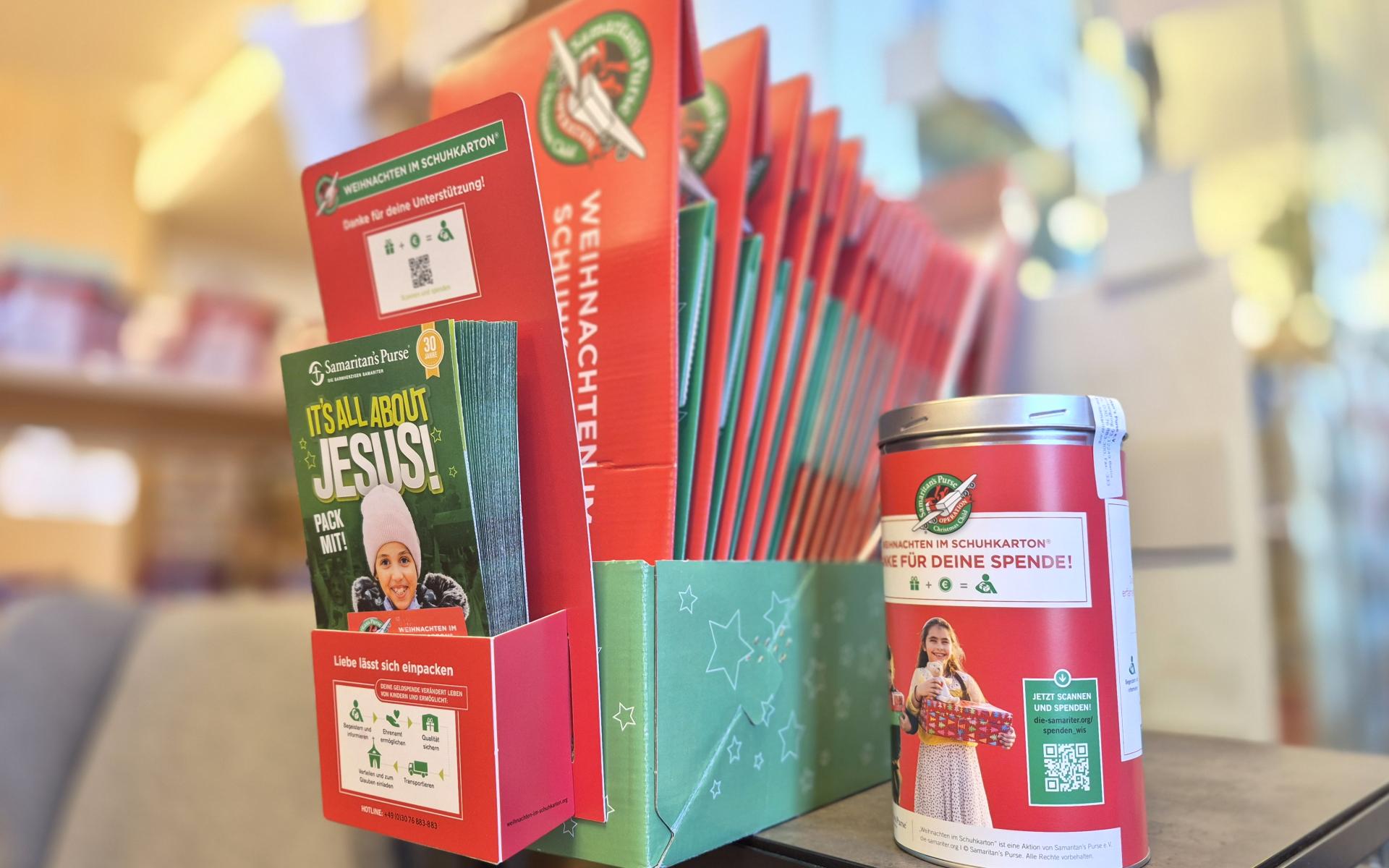 Weihnachten im Schuhkarton. Leere Schachteln und Spendenbox in der Bücherei Marchtrenk