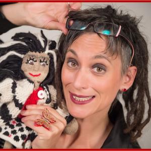 Foto Nina Krämer mit Strickpuppe