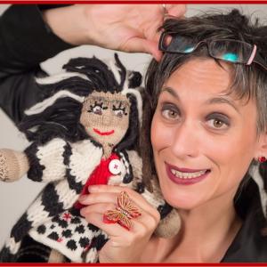 Foto Nina Krämer mit Strickpuppe