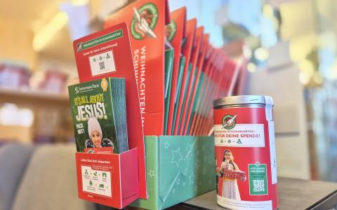 Weihnachten im Schuhkarton. Leere Schachteln und Spendenbox in der Bücherei Marchtrenk